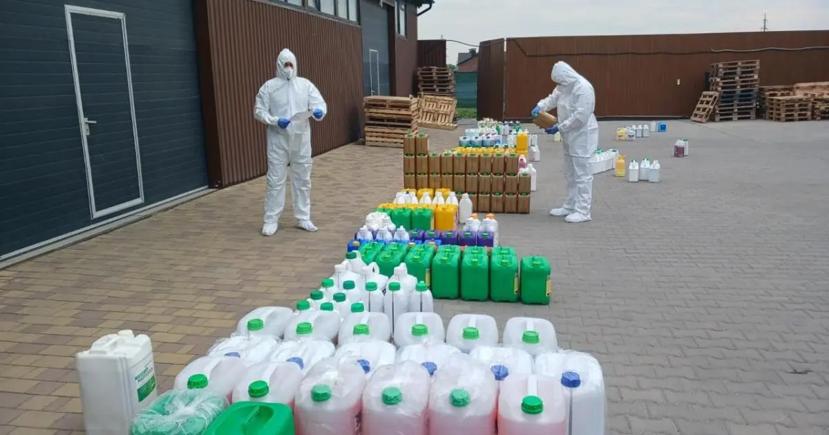 На Харківщині робили тару для підробної агрохімії під виглядом відомих брендів