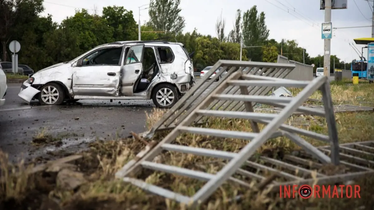У Дніпрі на Набережній Заводській біля Льодової арени Mitsubishi втратила керування та знесла паркан