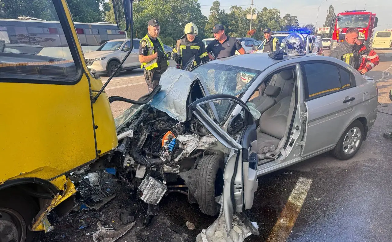 ДТП на Броварському проспекті: Hyundai зіткнувся з маршруткою