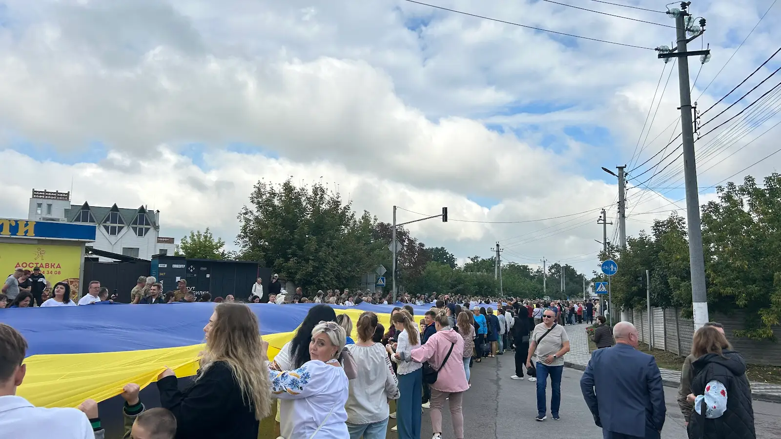 У Гатному пронесли стометровий стяг з нагоди Дня Державного прапора та 34-ї річниці Незалежності України