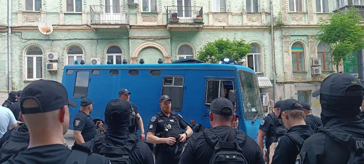 В Киеве рядом с ЛГБТ-мероприятием задержали традиционалистов – видео, фото LIGA.net