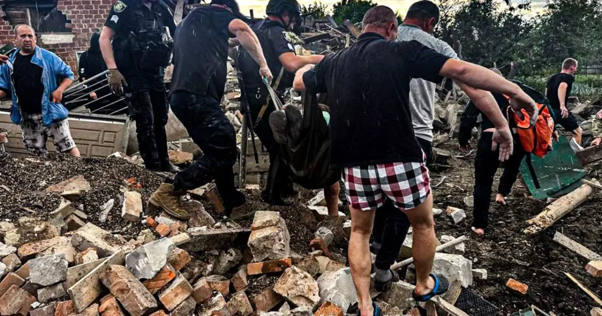 Удар по Золочеву на Харківщині: рятувальники дістали з-під звалів дитину
