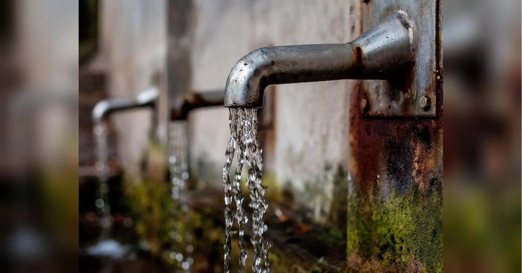 Життя в окупації: у Донецьку б’ються за воду та доносять на сусідів