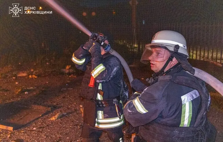 "Харків відновлюється навіть тоді, коли ще димить": у місті досі палають пожежі, спричинені масованим повітряним ударом