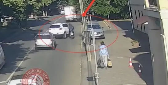 Вранці у Вінниці водій KІА повертав і збив мотоцикліста