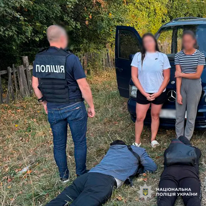 Затримали 19-річну буковинку, яка за 14000 доларів перевозила до кордону двох чоловіків