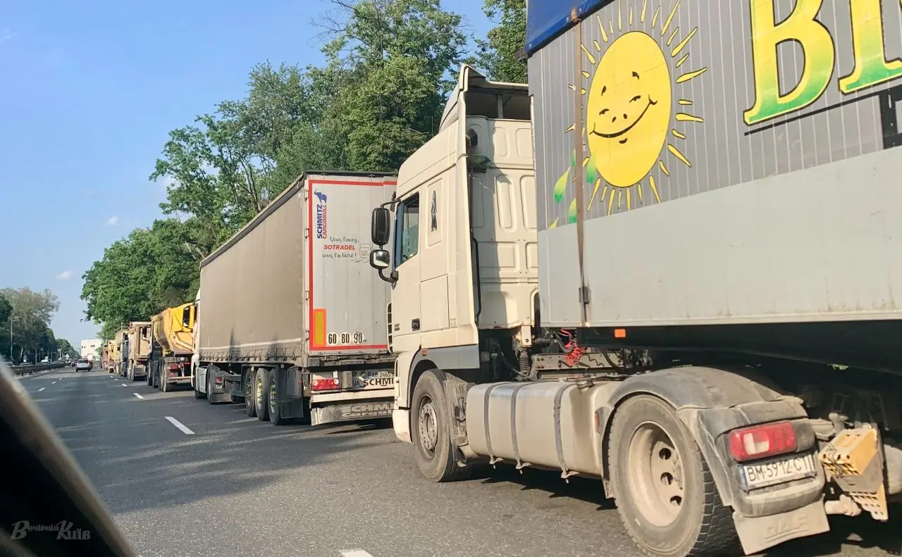До столиці знову не пускають вантажівки