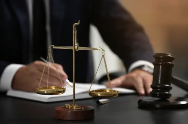 У Чернівцях 23-річного чоловіка засудили за крадіжку Iphone