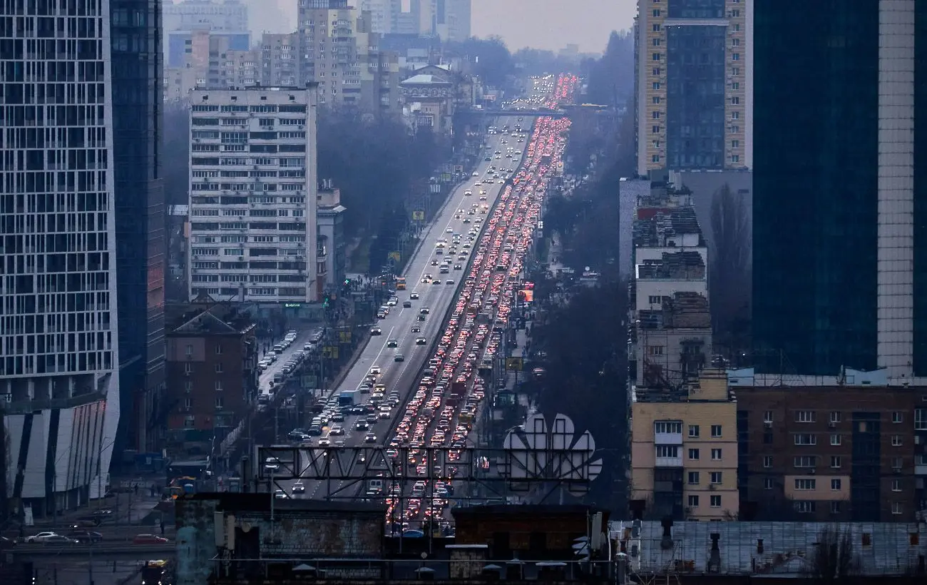 У Києві перекрили дві дороги та зачинено станцію метро: де діють обмеження