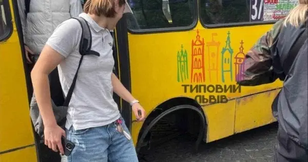У центрі Львова в маршрутки з пасажирами на ходу відлетіло колесо