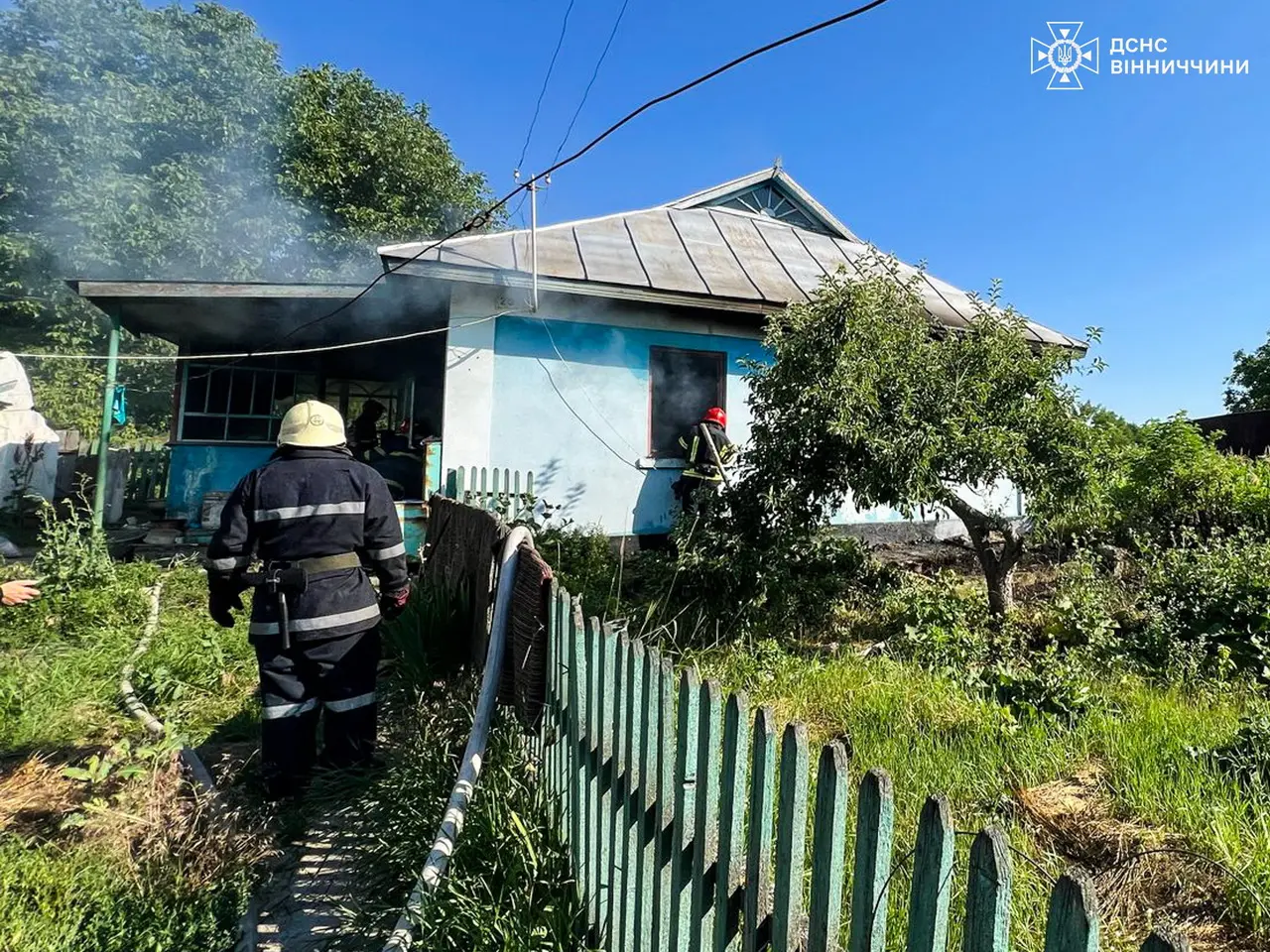 На Вінниччині сусіди врятували власницю будинку, де сталася пожежа