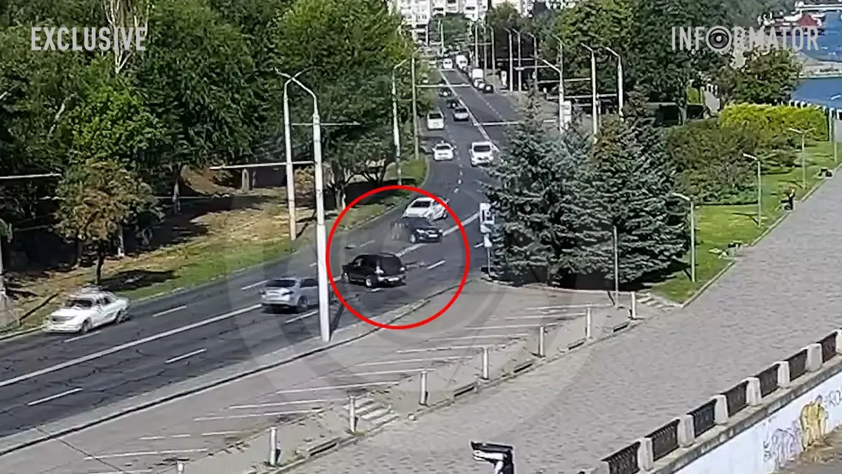 Намагався перетнути дві суцільні смуги: у Дніпрі на Січеславській Набережній зіткнулись дві автівки