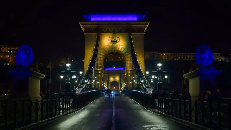 У Орбана обурились підсвіченим в кольори українського прапора мостом у Будапешті