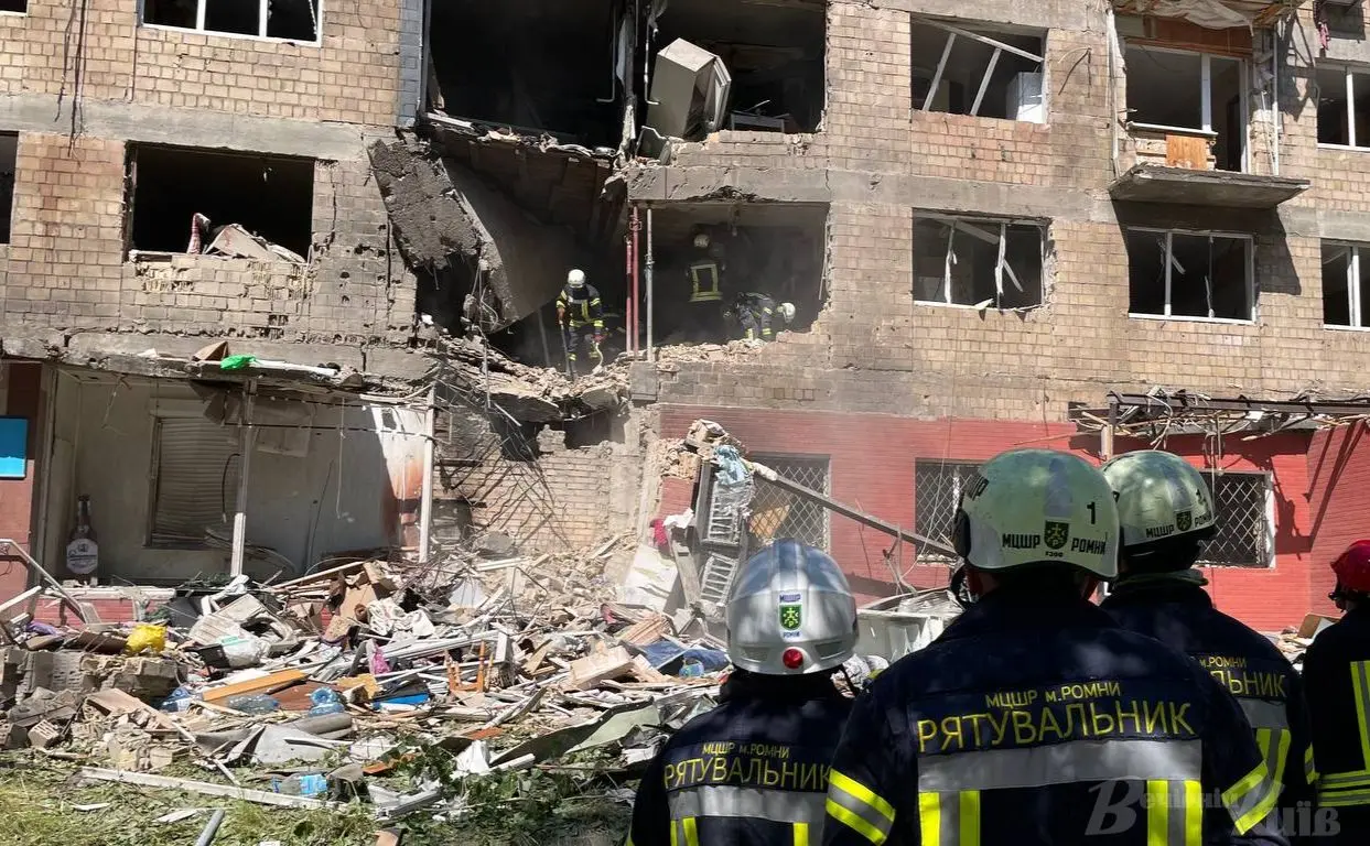 Страшна ніч: росіяни обстріляли житлові квартали Києва, знищили житло, школу та магазини. ФОТОРЕПОРТАЖ