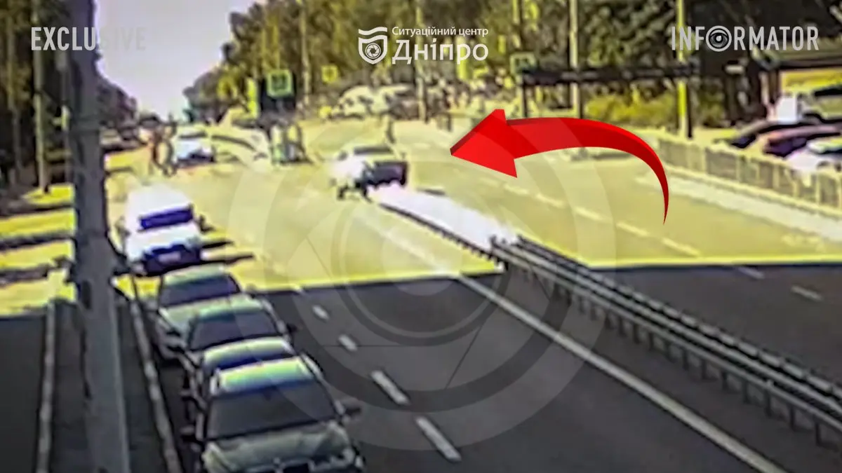 У Дніпрі на бульварі Слави Kia OnTaxi заїхав на відбійник: відео моменту