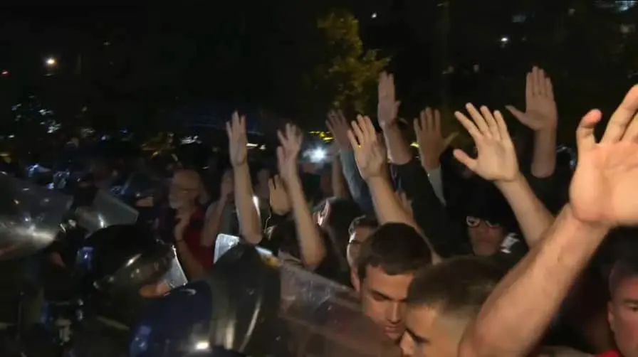 У Сербії, де тривають антивладні протести, сталися сутички в університеті