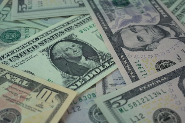 Курс валют на 15 травня: скільки коштують долар, євро і злотий