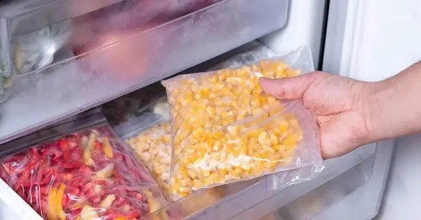 Які продукти в жодному разі не можна зберігати в морозилці, але їх чомусь туди кладуть