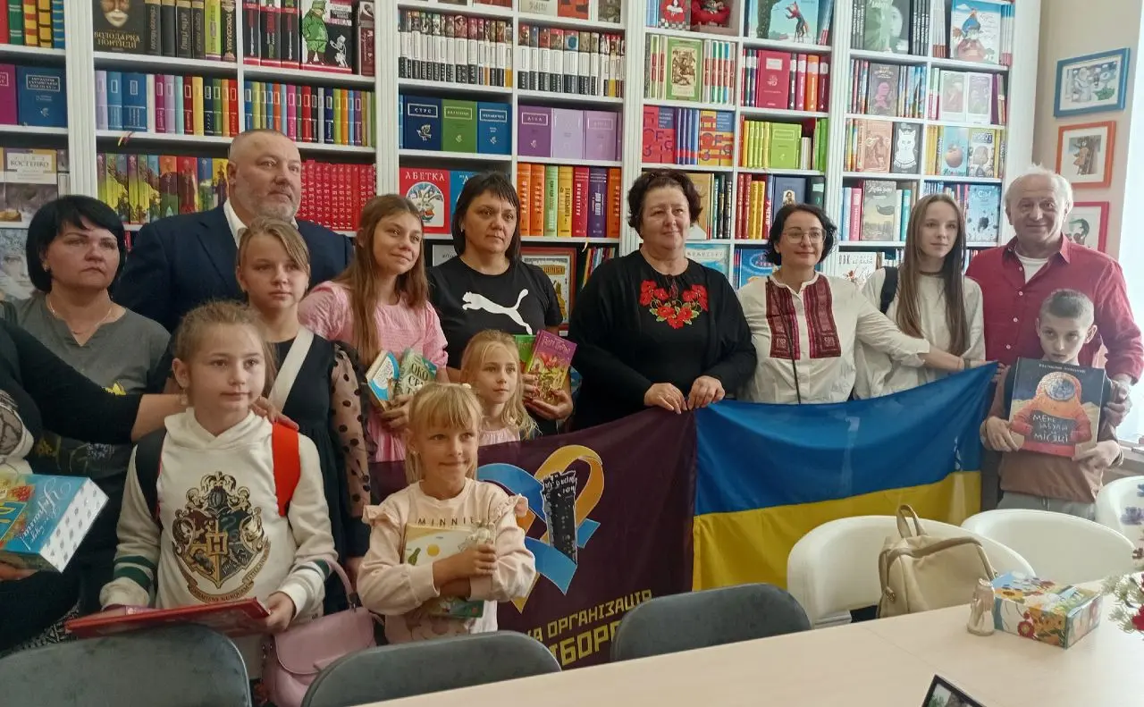 У день народження письменника Валерія Шевчука його родина зробила подарунки дітям загиблих військових