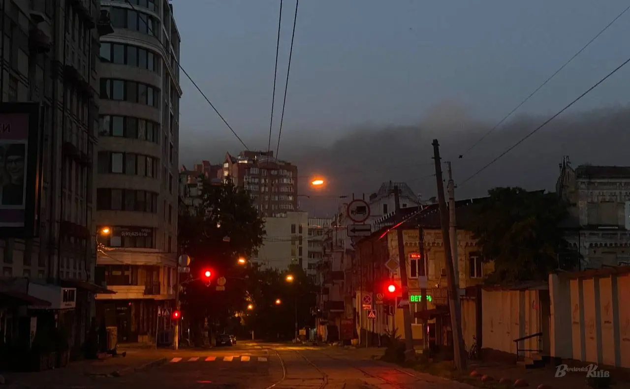 Київ знову під масованою атакою: у місті спалахнули пожежі, медики госпіталізують поранених