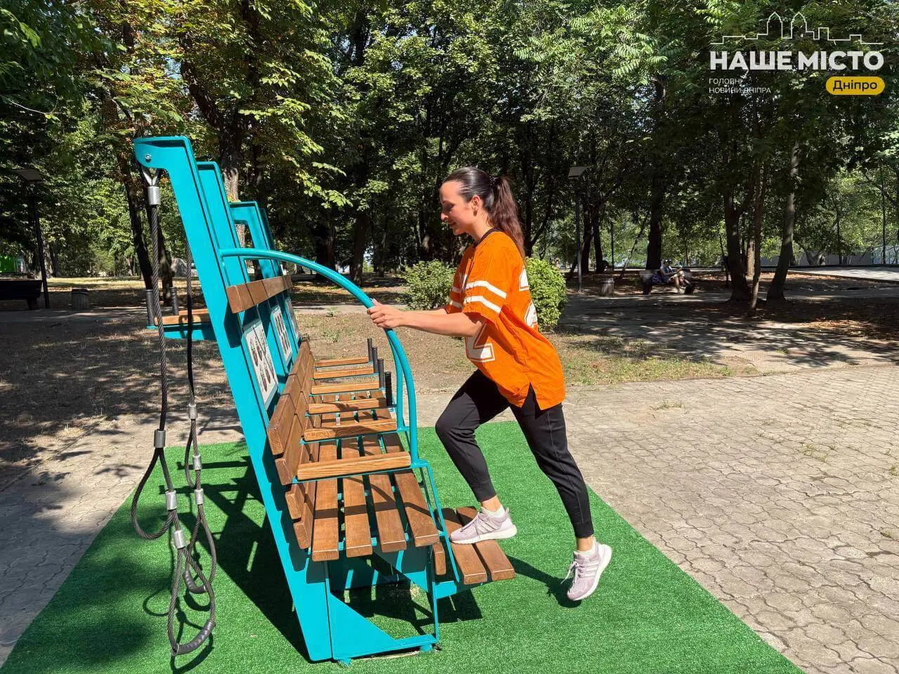 Лавка, що замінює спортзал: у Дніпрі встановили унікальний вуличний тренажер