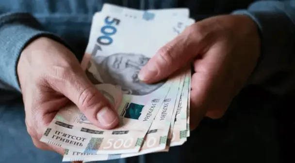 Скільки потрібно заробляти, щоб вистачило на життя в Україні: думка фінансового експерта