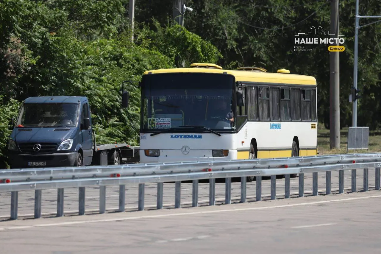 Безпека та комфортний рух: у Дніпрі встановили брус-розділювач на Набережній Заводській біля житломасиву Парус