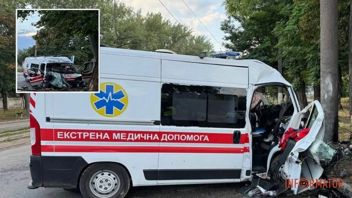 У Дніпрі на Богдана Хмельницького карета “швидкої” влетіла у стовп: є загиблий та травмовані