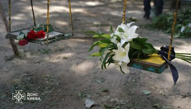 Загиблих у Києві вже 28: іноземні посольства приспустили прапори на знак жалоби