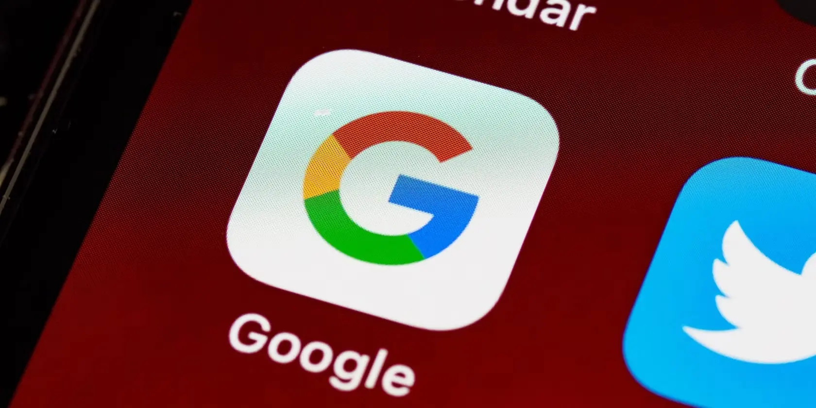 Google Discover впроваджує AI-резюме — видавці б’ють на сполох через падіння трафіку
