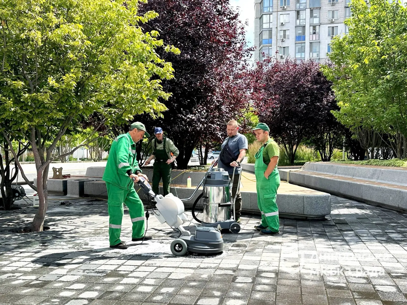 У Дніпрі сквери миють новими апаратами: комунальники очищують гранітну бруківку від плям