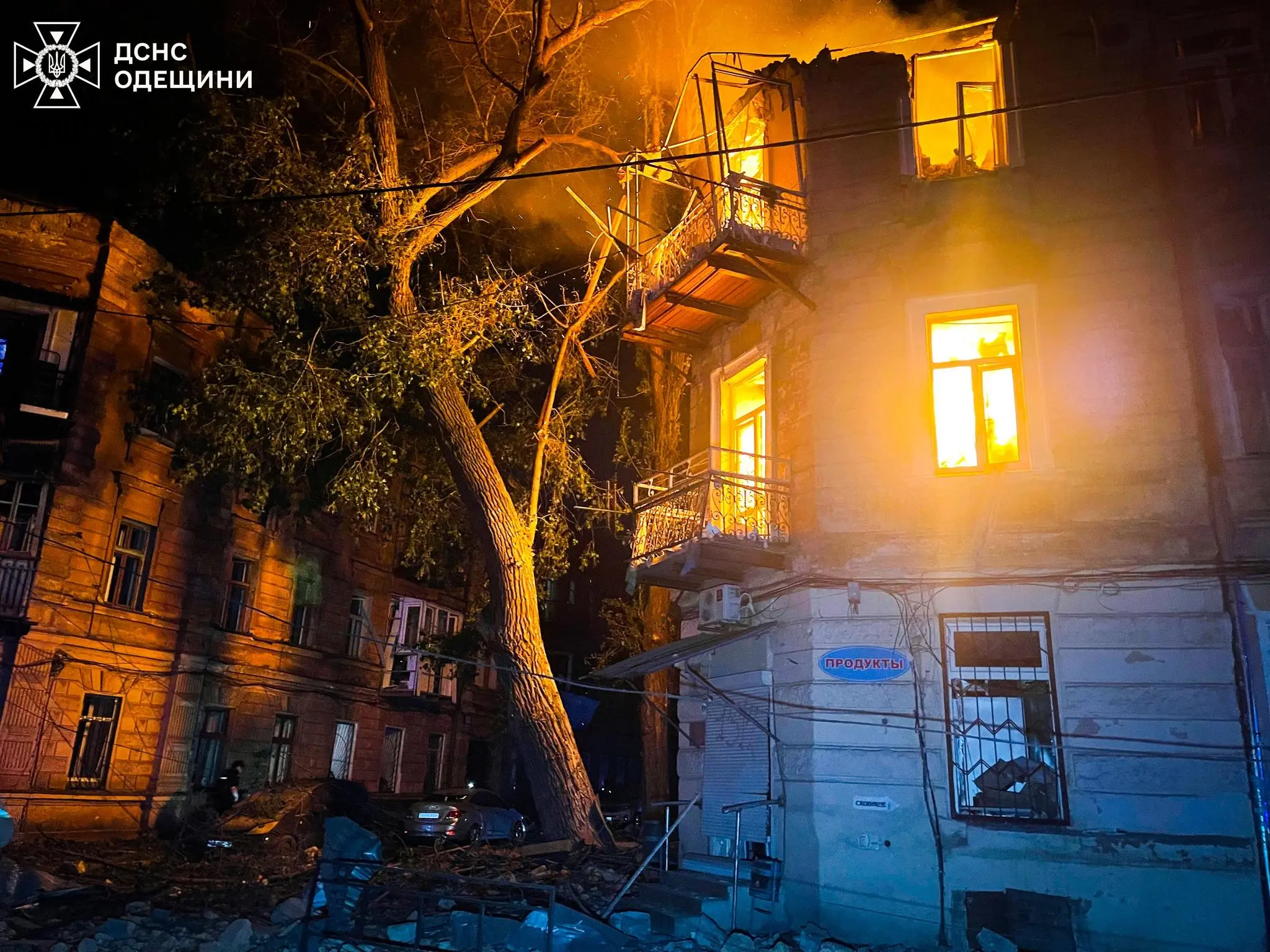 Рятувальники показали ліквідацію наслідків російської атаки по Одесі (фото, відео)
