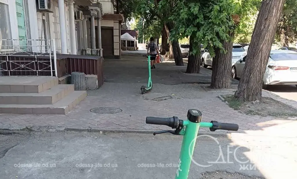 В Одесі вимагають вирішити проблему з покинутими на тротуарах самокатами