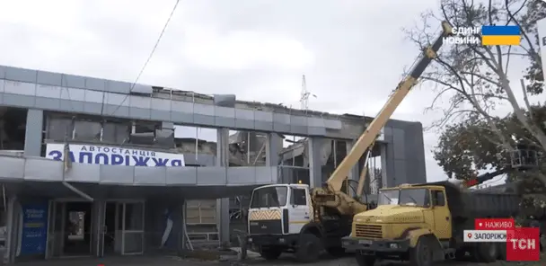 Удар КАБом по автостанції у Запоріжжі: що зараз відбувається на місці російського обстрілу