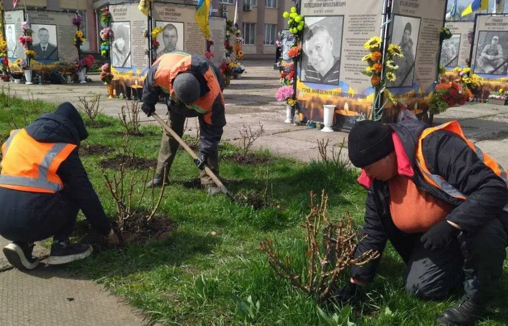 До сходу сонця, шість днів на тиждень: Як працюють комунальники Балтщини