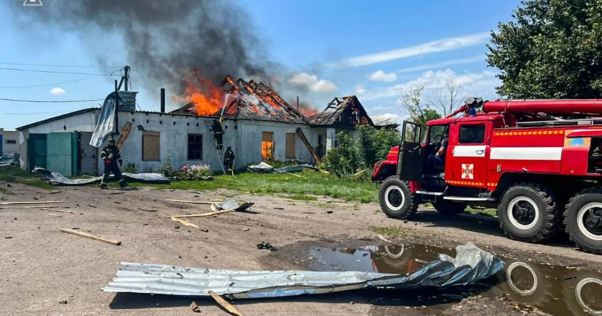 По селу на Харківщині російська армія вдарила двома авіабомбами