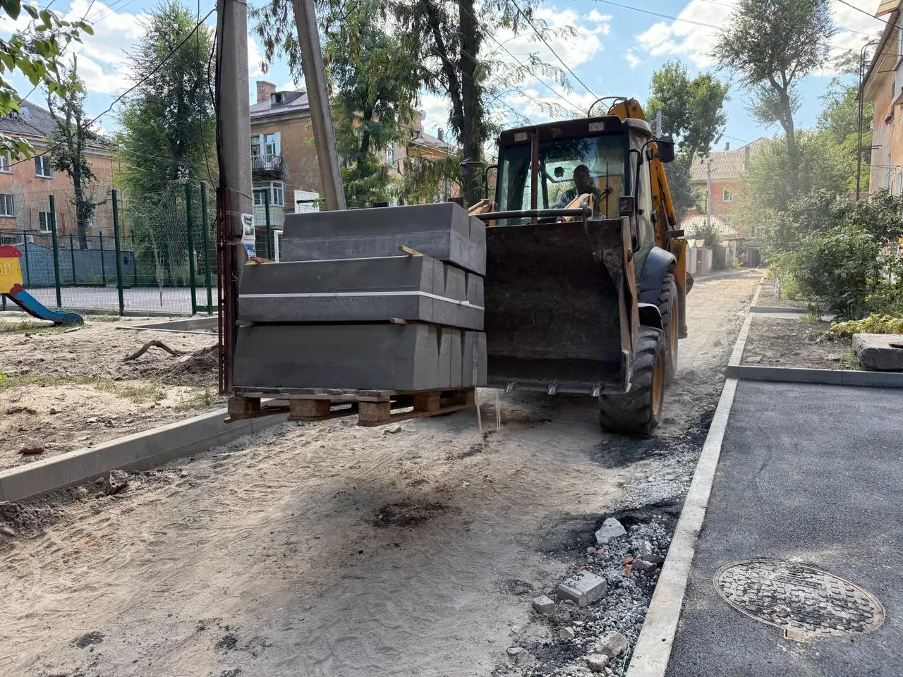 У Дніпрі з початку року вже виконано або в роботі близько 30 дворів із 50-ти запланованих на цей рік