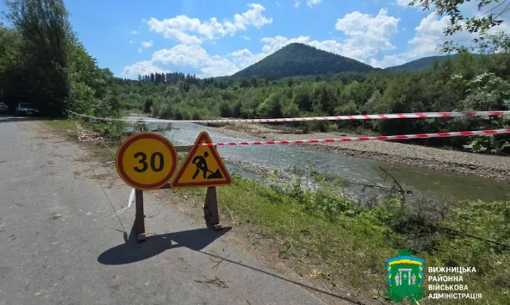 На Вижниччині повінь зруйнувала частину дамби