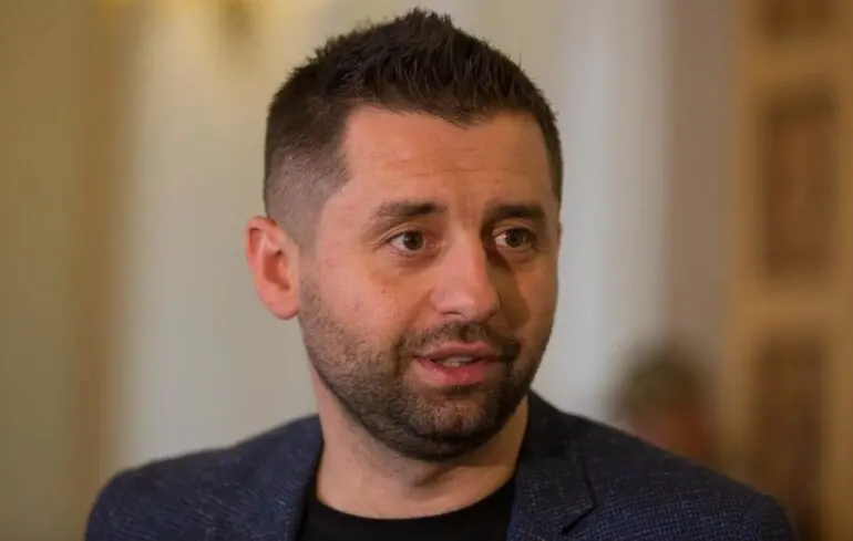 Зеленський зустрівся зі своєю фракцією у Раді: офіційно оголошено кандидатів у новий склад Кабміну