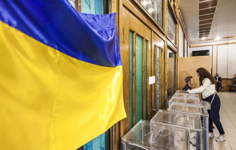 Що робити з правом балотуватися для українців за кордоном?