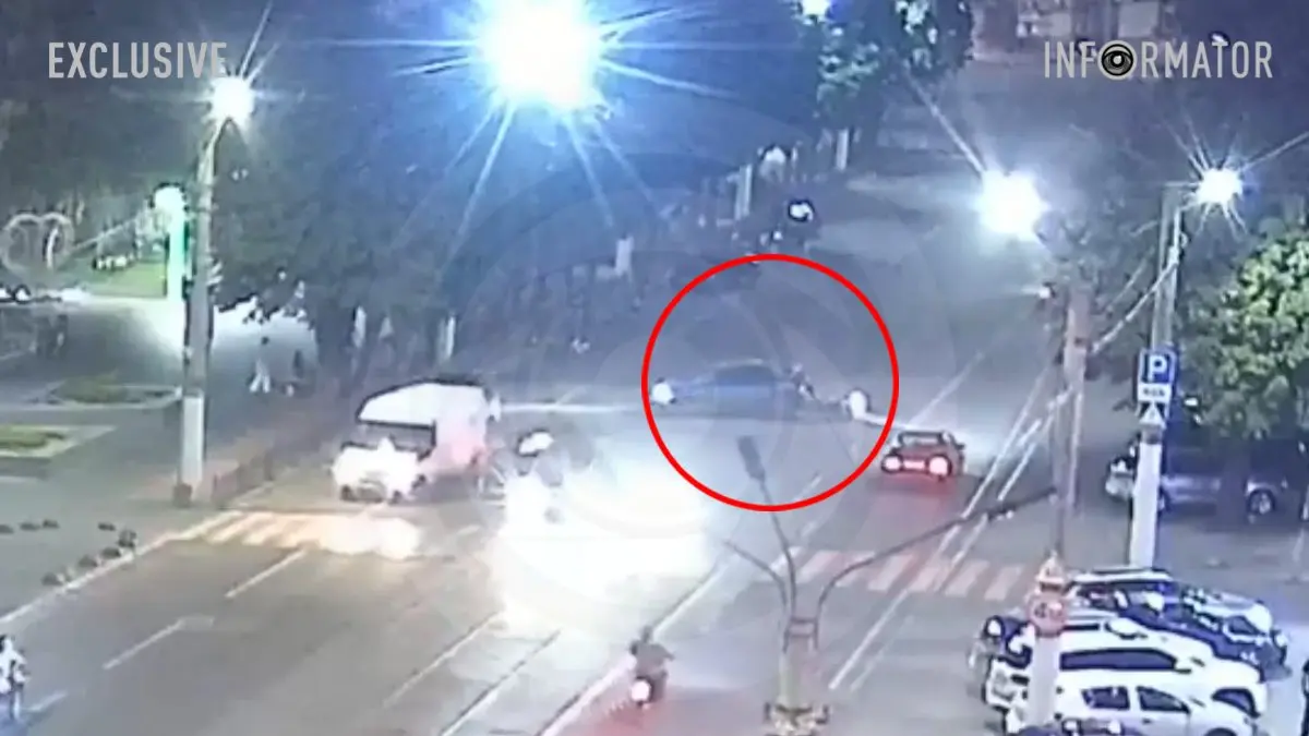 У Кам’янському мотоцикліст на задньому колесі в’їхав у Mitsubishi, яка розверталася: відео моменту ДТП