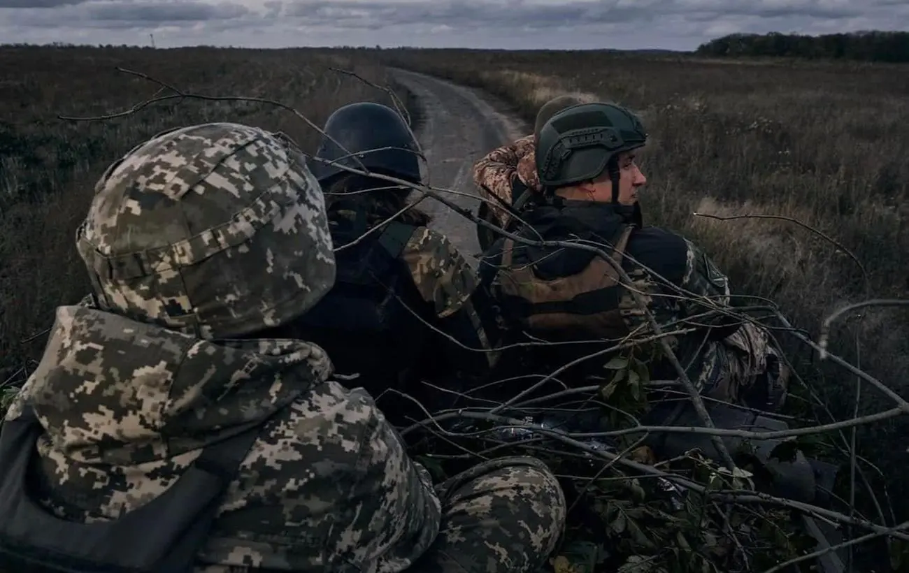 Крим палає, а ворог штурмує безупинно: що відомо про пекельну добу на фронті