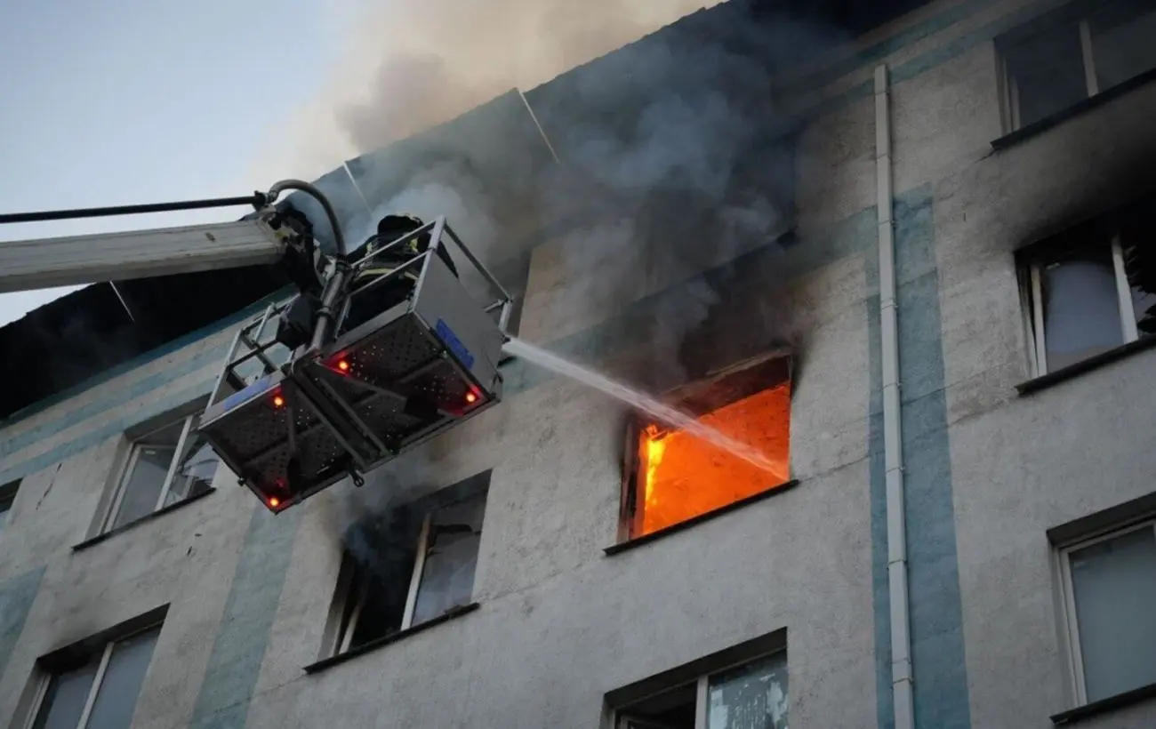 Безпілотники РФ вдарили по Одещині: горіли радіоринок і гуртожиток (фото)