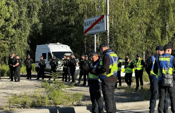 Відкриття Нацмеморіалу у Мархалівці: люди вийшли на протести, є затримані