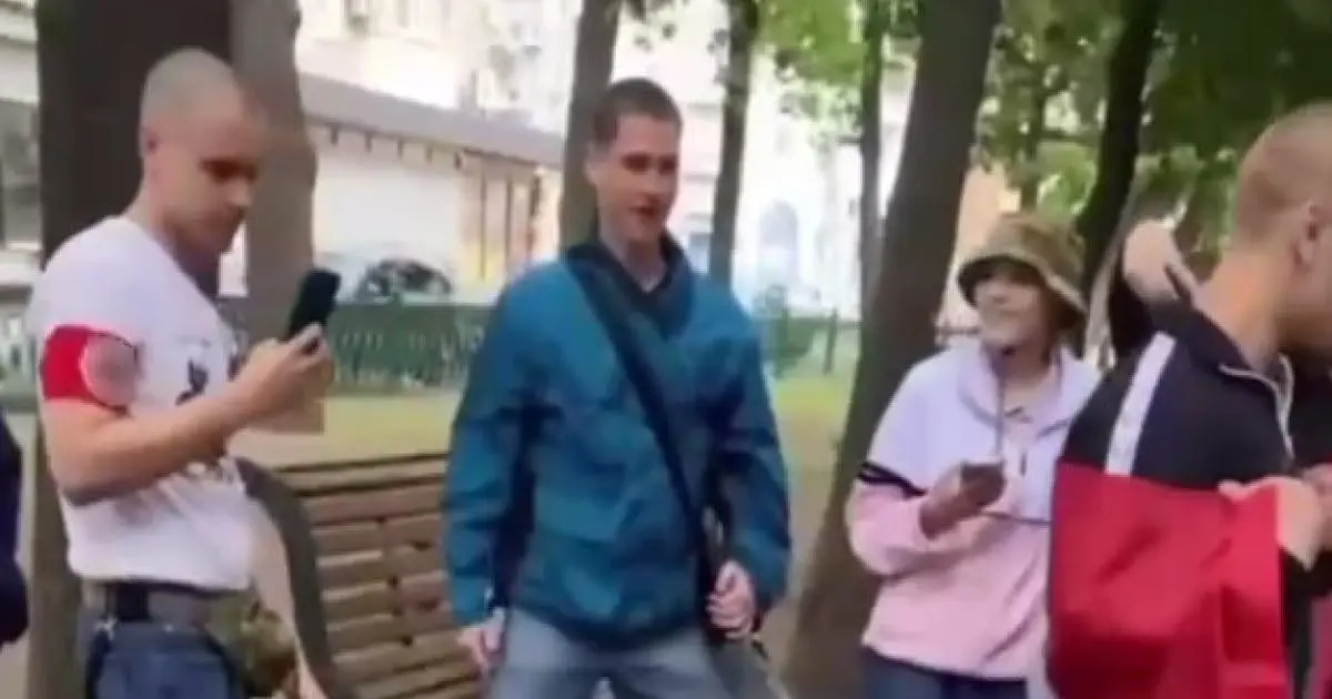 У середмісті Харкова підлітки зі свастикою влаштували фотосесію