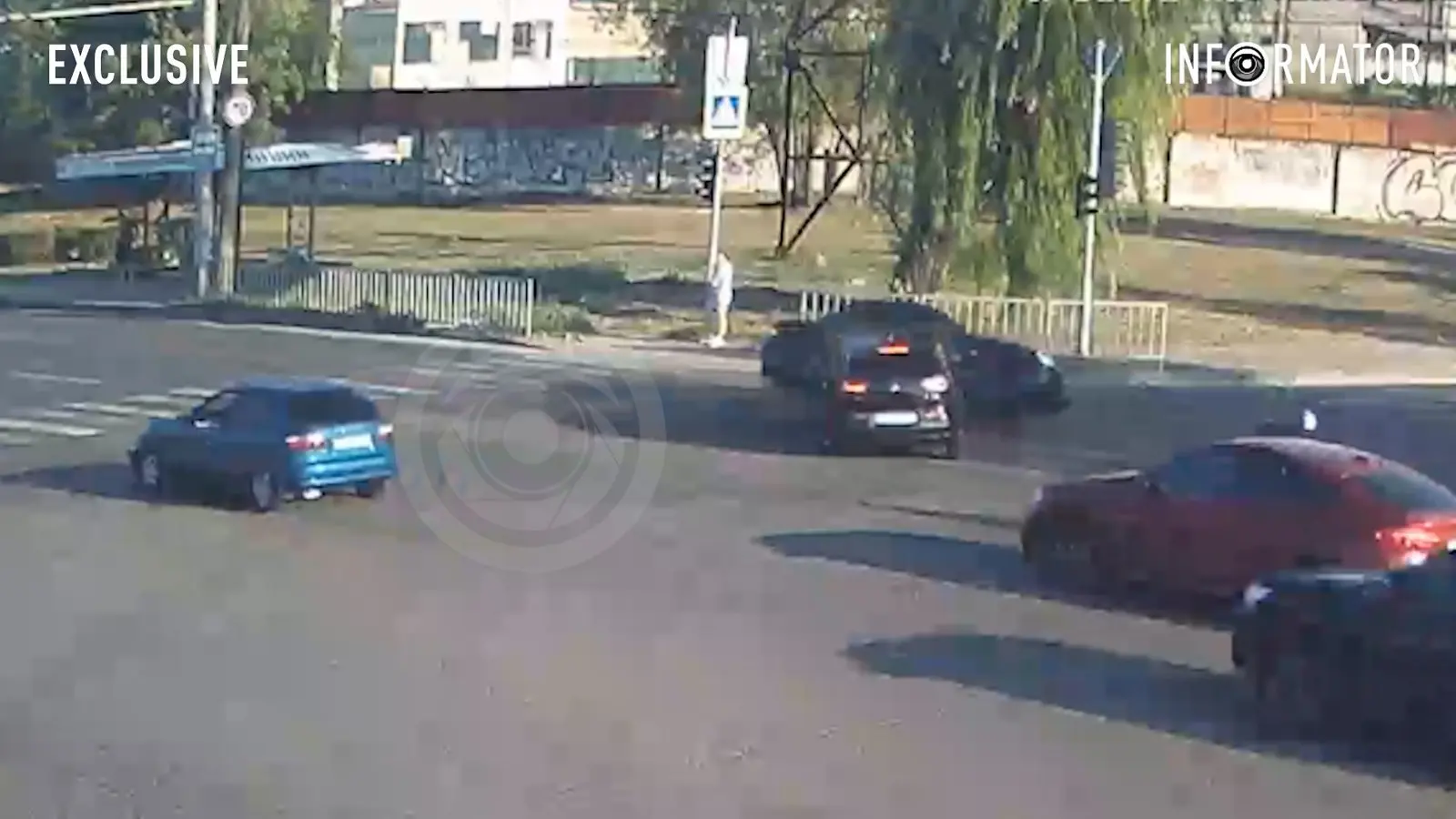 У Дніпрі на Набережній Заводській зіткнулись дві автівки: одна з них перекинулась на дах, відео моменту