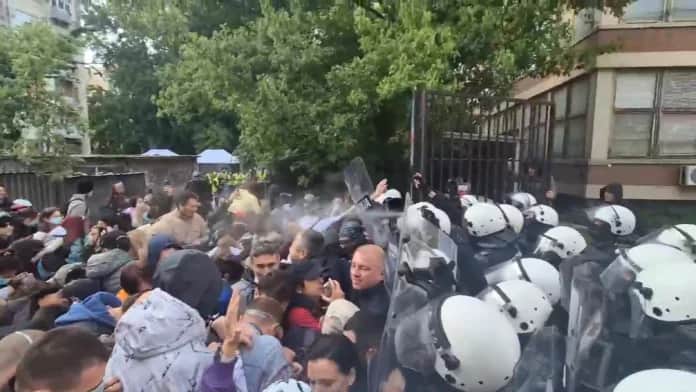На півночі Сербії стались сутички між поліцією та антиурядовими протестувальниками