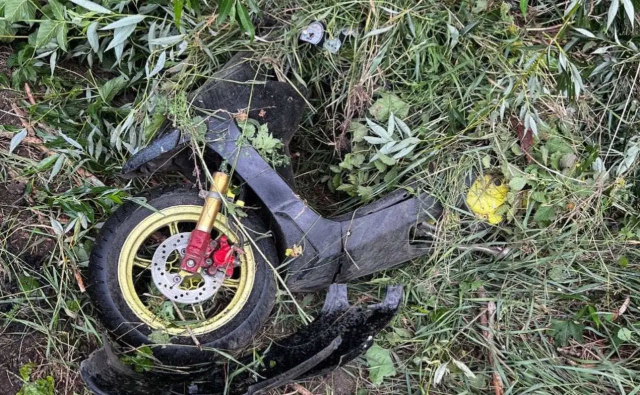 На Київщині легковик збив хлопців на мопеді: один підліток загинув