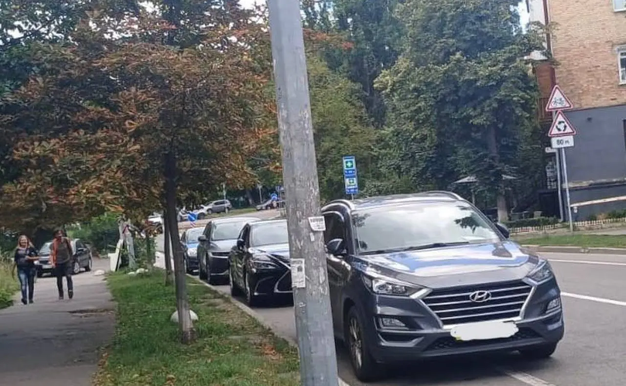 У Печерському районі «розігнали» автомобілі, що були припарковані на велодоріжці