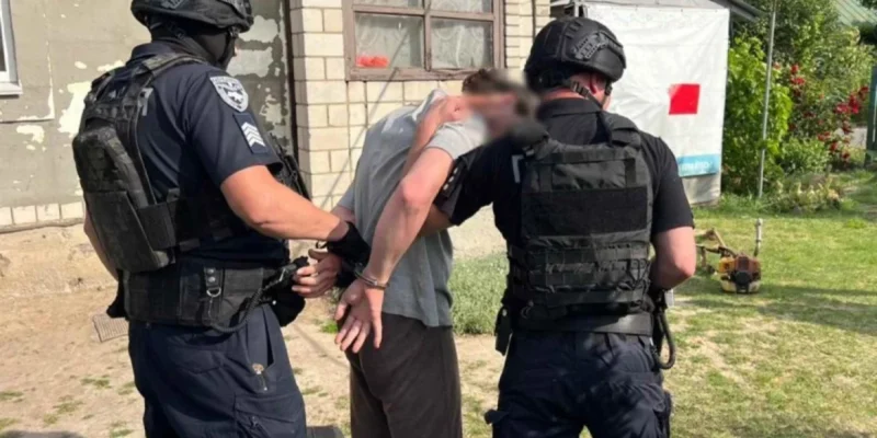 На Вінниччині чоловік вийшов на подвір’я, обгорнувшись російським триколором
